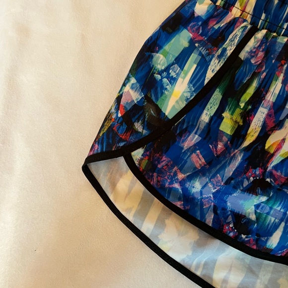 Fabletics Carrie II Multicolor Print Dolphin Hem Shorts - Picture 7 of 7